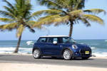 MINI Cooper (F56) in Deep Blue Metallic mit weissem Dach on location in Puerto Rico