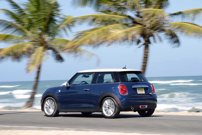 MINI Cooper (F56) in Deep Blue Metallic mit weissem Dach on location in Puerto Rico
