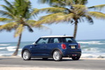 MINI Cooper (F56) in Deep Blue Metallic mit weissem Dach on location in Puerto Rico