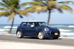 MINI Cooper (F56) in Deep Blue Metallic mit weissem Dach on location in Puerto Rico