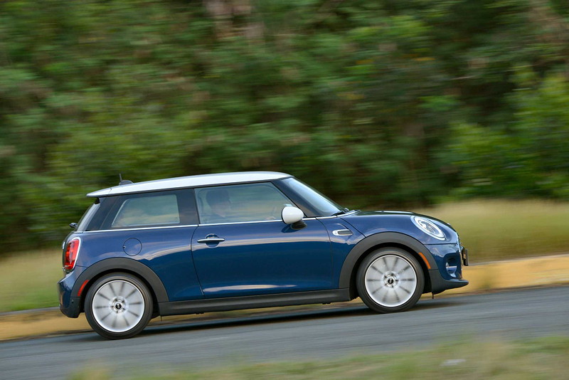 MINI Cooper (F56) in Deep Blue Metallic mit weissem Dach on location in Puerto Rico