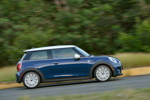 MINI Cooper (F56) in Deep Blue Metallic mit weissem Dach on location in Puerto Rico