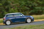 MINI Cooper (F56) in Deep Blue Metallic mit weissem Dach on location in Puerto Rico