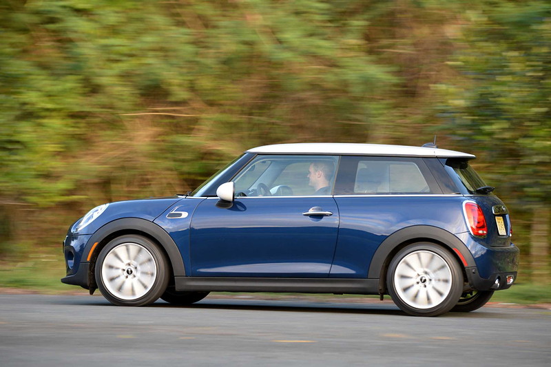 MINI Cooper (F56) in Deep Blue Metallic mit weissem Dach on location in Puerto Rico