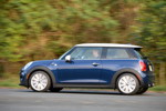 MINI Cooper (F56) in Deep Blue Metallic mit weissem Dach on location in Puerto Rico