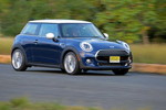 MINI Cooper (F56) in Deep Blue Metallic mit weissem Dach on location in Puerto Rico