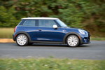 MINI Cooper (F56) in Deep Blue Metallic mit weissem Dach on location in Puerto Rico
