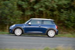 MINI Cooper (F56) in Deep Blue Metallic mit weissem Dach on location in Puerto Rico