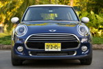 MINI Cooper (F56) in Deep Blue Metallic mit weissem Dach on location in Puerto Rico