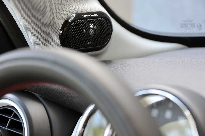 MINI Cooper (F56) in Deep Blue Metallic mit weissem Dach on location in Puerto Rico