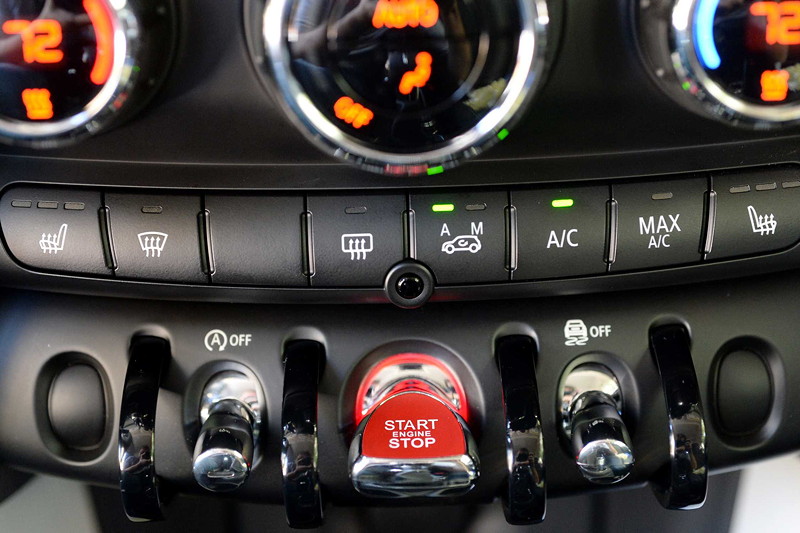MINI Cooper (F56) in Deep Blue Metallic mit weissem Dach on location in Puerto Rico