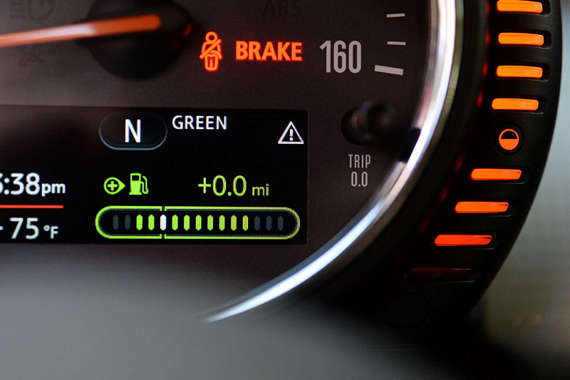 MINI Cooper (F56) in Deep Blue Metallic mit weissem Dach on location in Puerto Rico