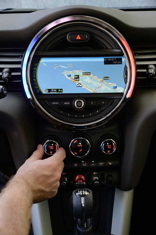 MINI Cooper (F56) in Deep Blue Metallic mit weissem Dach on location in Puerto Rico