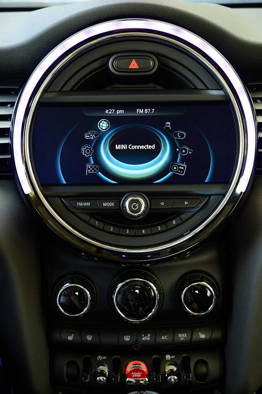 MINI Cooper (F56) in Deep Blue Metallic mit weissem Dach on location in Puerto Rico