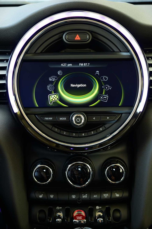 MINI Cooper (F56) in Deep Blue Metallic mit weissem Dach on location in Puerto Rico