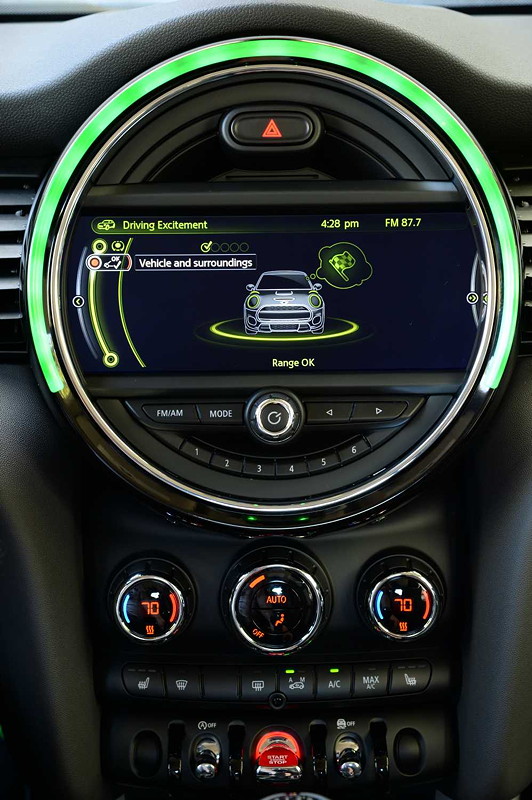 MINI Cooper (F56) in Deep Blue Metallic mit weissem Dach on location in Puerto Rico