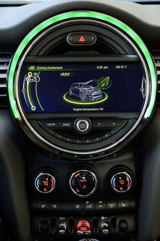 MINI Cooper (F56) in Deep Blue Metallic mit weissem Dach on location in Puerto Rico