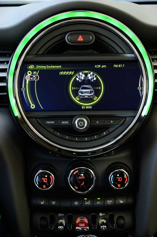 MINI Cooper (F56) in Deep Blue Metallic mit weissem Dach on location in Puerto Rico