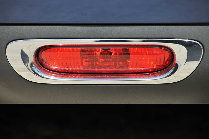 MINI Cooper (F56) in Deep Blue Metallic mit weissem Dach on location in Puerto Rico