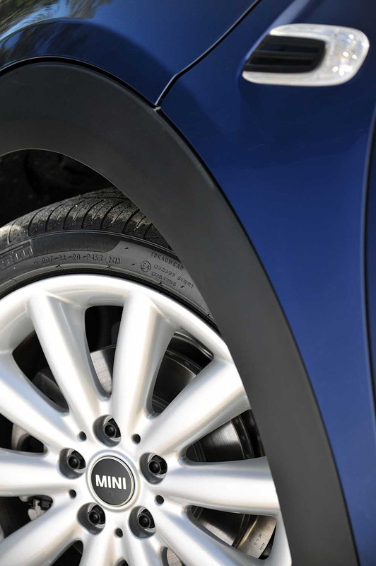 MINI Cooper (F56) in Deep Blue Metallic mit weissem Dach on location in Puerto Rico