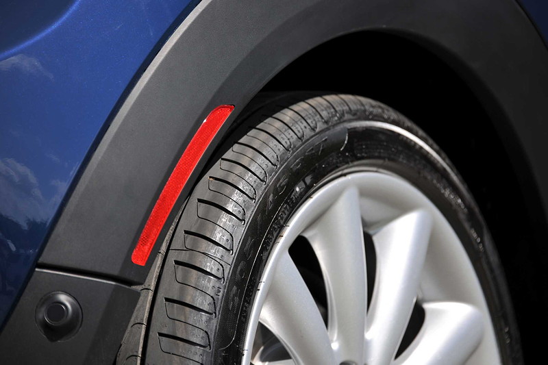 MINI Cooper (F56) in Deep Blue Metallic mit weissem Dach on location in Puerto Rico