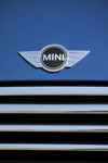 MINI Cooper (F56) in Deep Blue Metallic mit weissem Dach on location in Puerto Rico