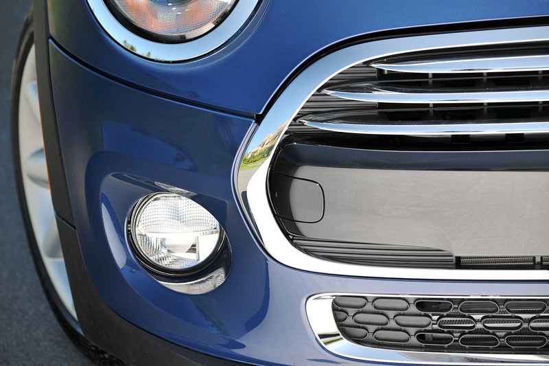 MINI Cooper (F56) in Deep Blue Metallic mit weissem Dach on location in Puerto Rico