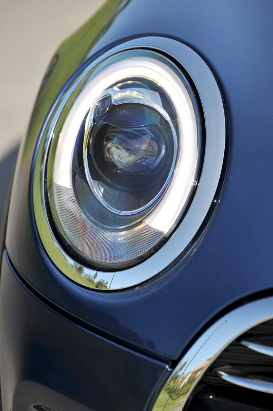 MINI Cooper (F56) in Deep Blue Metallic mit weissem Dach on location in Puerto Rico