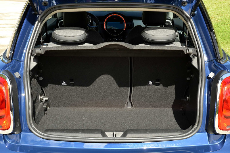 MINI Cooper (F56) in Deep Blue Metallic mit weissem Dach on location in Puerto Rico