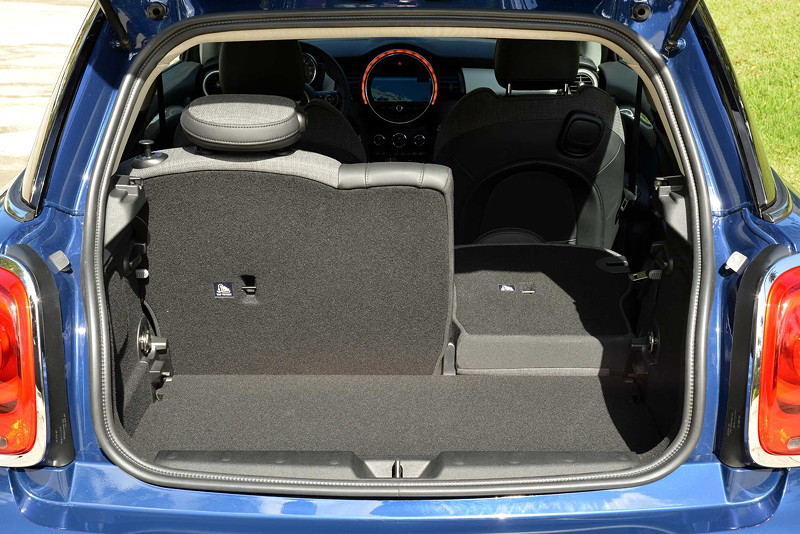 MINI Cooper (F56) in Deep Blue Metallic mit weissem Dach on location in Puerto Rico