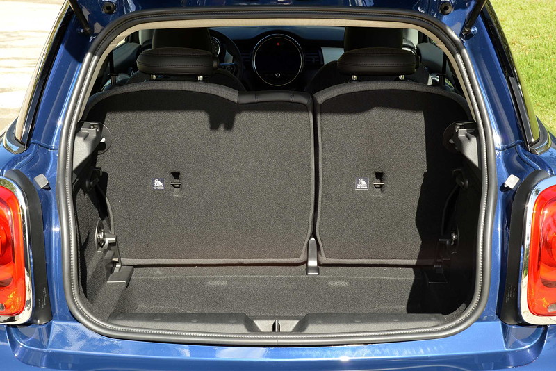 MINI Cooper (F56) in Deep Blue Metallic mit weissem Dach on location in Puerto Rico