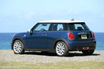 MINI Cooper (F56) in Deep Blue Metallic mit weissem Dach on location in Puerto Rico