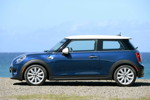 MINI Cooper (F56) in Deep Blue Metallic mit weissem Dach on location in Puerto Rico