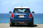 MINI Cooper (F56) in Deep Blue Metallic mit weissem Dach on location in Puerto Rico