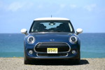 MINI Cooper (F56) in Deep Blue Metallic mit weissem Dach on location in Puerto Rico