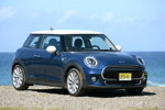 MINI Cooper (F56) in Deep Blue Metallic mit weissem Dach on location in Puerto Rico