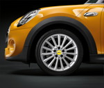 MINI Cooper S mit Komplettrad Styling 505 silber und Nabenlogo gelb.