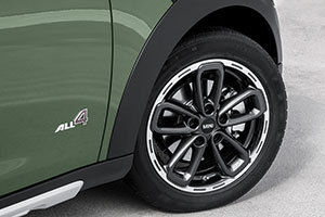 MINI Countryman - 17-Zoll Leichtmetallrder im neuen 5-Star Triangle Spoke Anthracite Design.