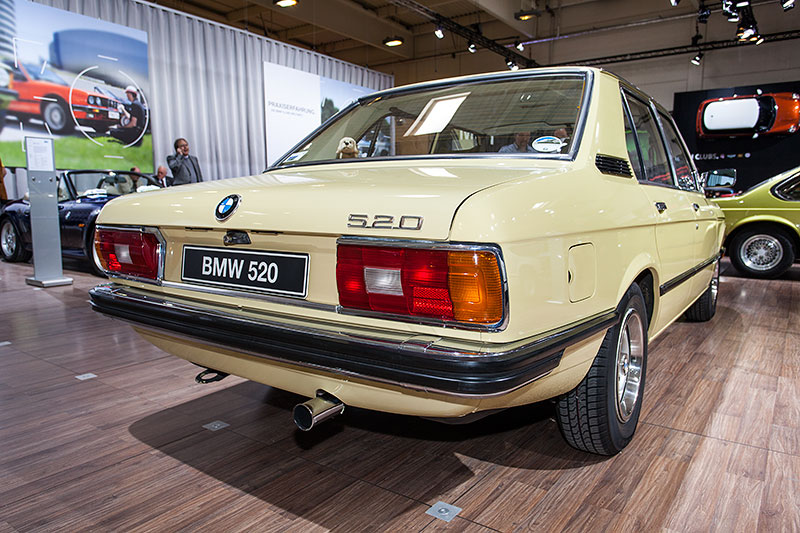 BMW 520, mit 6-Zylinder-Reihenmotor, 122 PS bei 6.000 U/Min.