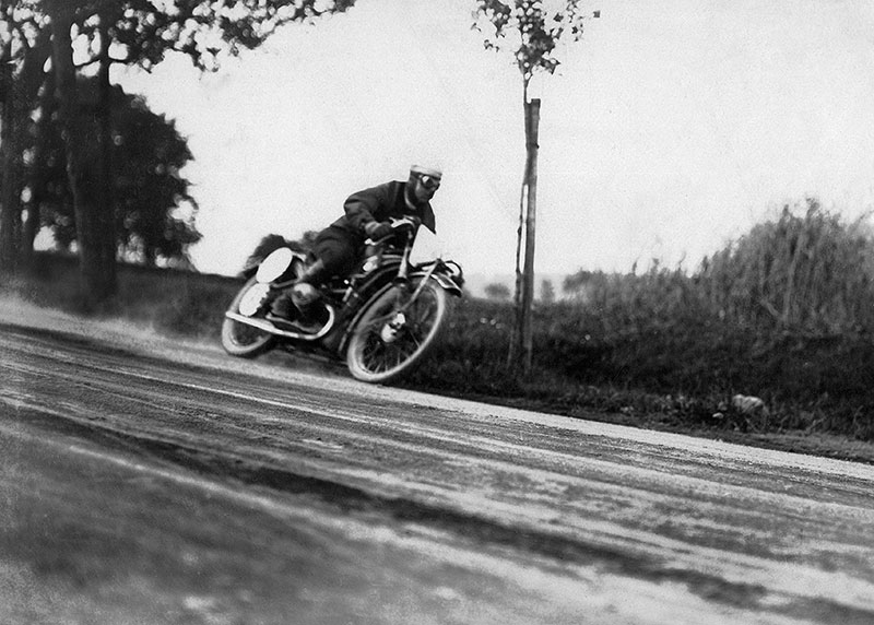 Die BMW Group Classic auf der Techno Classica 2014. Rudi Reich auf BMW R 37, Schleiz 1924.