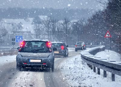 Fahren Sie bei Schnee und Frost langsam und vorausschauend (Foto: Petair/fotolia.com) 