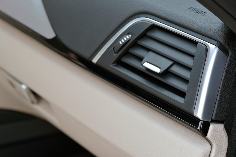 Die neue BMW 3er Limousine. Modell M Sport Line. Aufgewertetes Interieur.