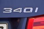 Die neue BMW 340i Limousine. Modell M Sport Line. Typschild am Heck.