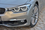 Der neue BMW 3er Touring. Modell Luxury Line. Neuer Scheinwerfer und neuer Frontspoiler.