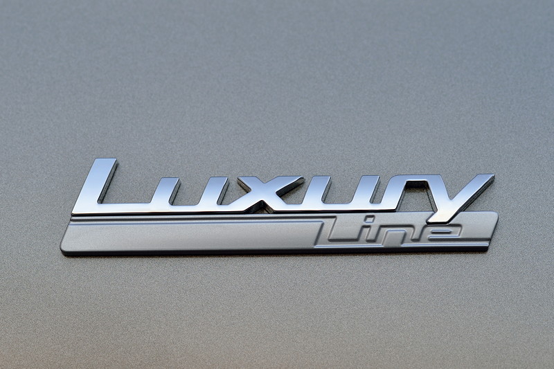 Der neue BMW 3er Touring. Modell Luxury Line. Typschild.