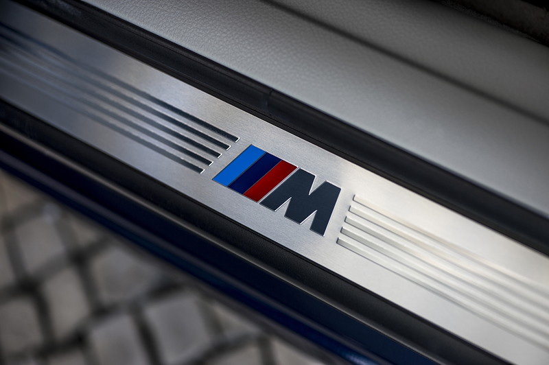 BMW 650i Coup, Facelift 2015, Modell F13, M-Logo in der Einstiegsleiste (M Sport Paket)