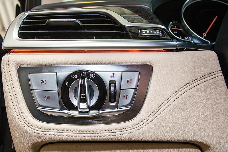 BMW 7er, Tasten rechts vom Lenkrad