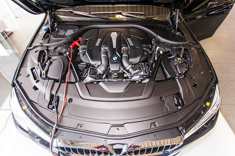 BMW 750i xDrive mit M Sportpaket, V8 Motor
