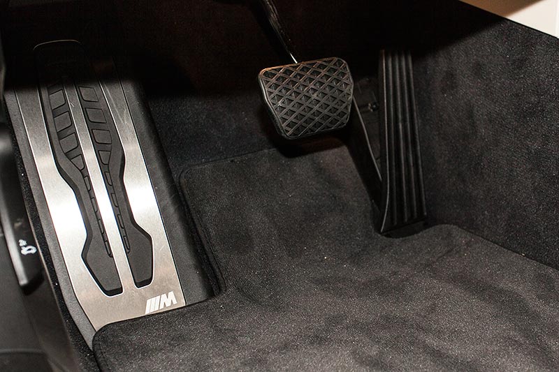 BMW 750i xDrive mit M Sportpaket, Pedalerie, Fu�st�tze mit M Logo
