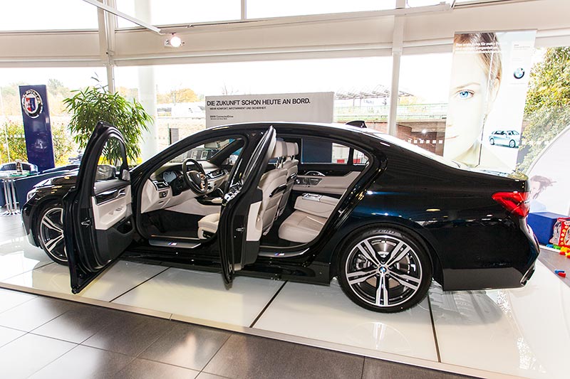 BMW 750i xDrive mit M Sportpaket und Shadowline zum Gesamtpreis von 145.080 Euro